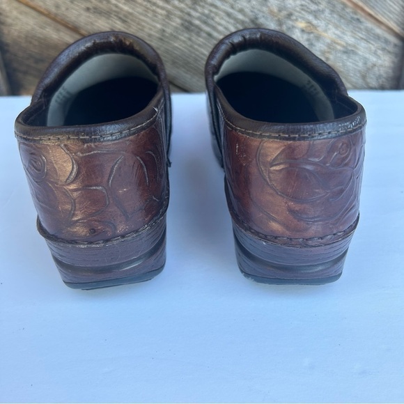 Dansko XP Brown Slip On Shoes Floral Tooled Leather Womens Size EU 39 US 8.5-9 - Picture 7 of 8